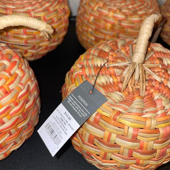 6 Threshold‎ Pumpkins - Picture 2 of 4